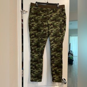 No Boundaries skinny leg camo pants
